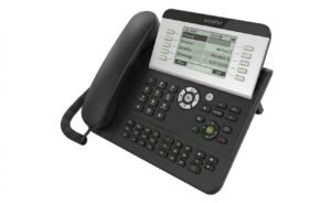 Téléphone de bureau IP Alcatel-Lucent 4039 de couleur noire, avec écran, clavier et combiné filaire, sur fond blanc.